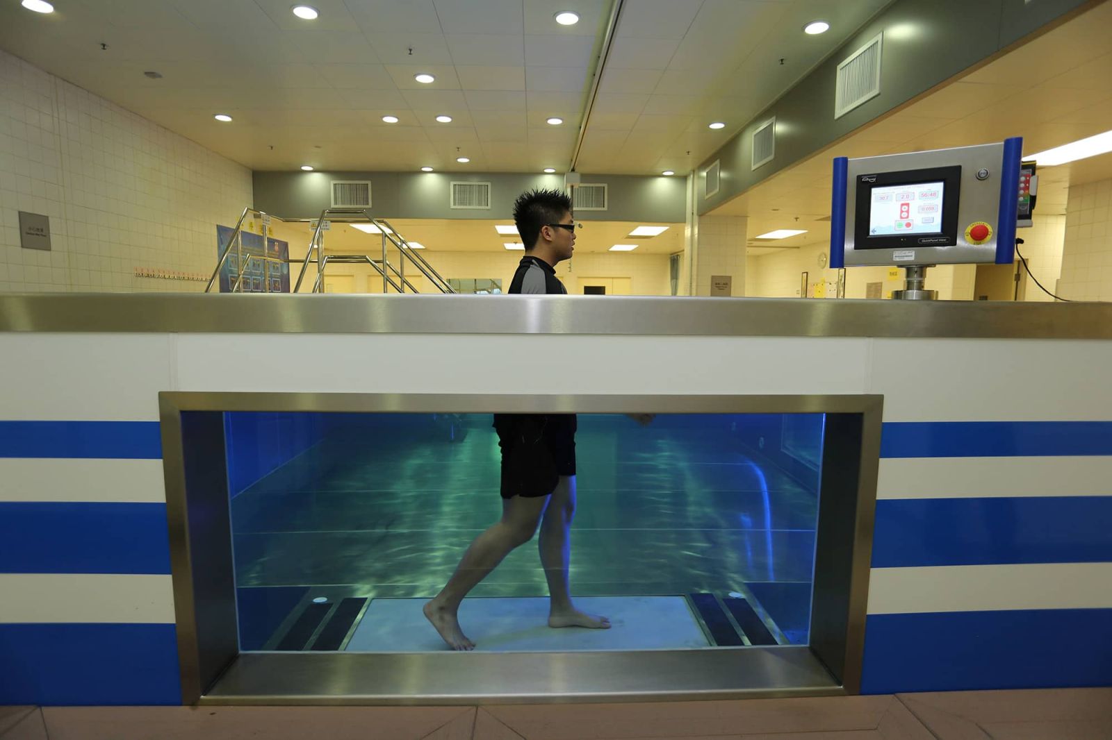 Модульный реабилитационный бассейн Ewac Medical с подводной беговой дорожкой Pooltrack и просмотровым окном